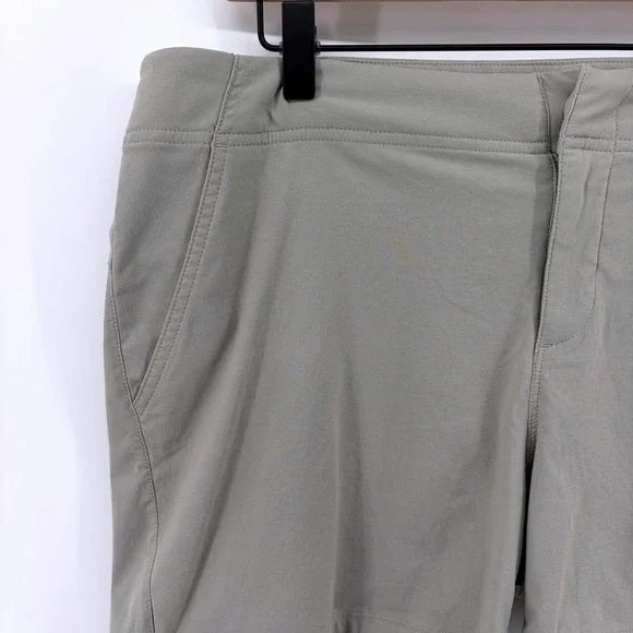 Columbia Women's‎ Outdoor Shorts Khaki Beige Utility Pockets Omni-Shield Size 14 - Picture 3 of 7